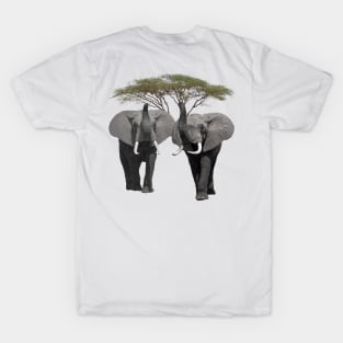 Elephants with a tree on safari in Kenya / Afrika T-Shirt